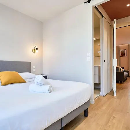 With Parking In The Heart Of Old Apartment *