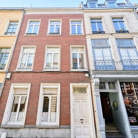 With Parking In The Heart Of Old Apartment *